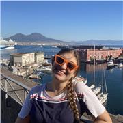 Studentessa universitaria poliglotta con certificazione Cambridge in lingua inglese, disposta a insegnare e indirizzare i ragazzi verso un corretto e fluente uso della lingua inglese